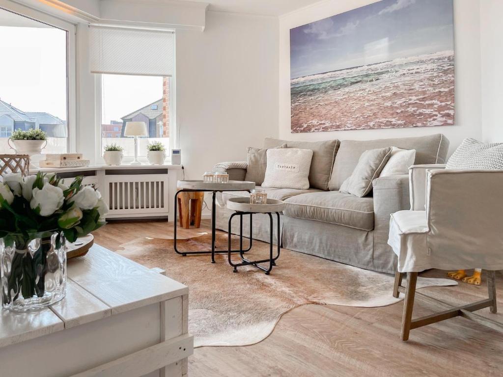 uma sala de estar com um sofá e uma mesa em Nordmarkstraße 20, W21 Gestrandet em Westerland