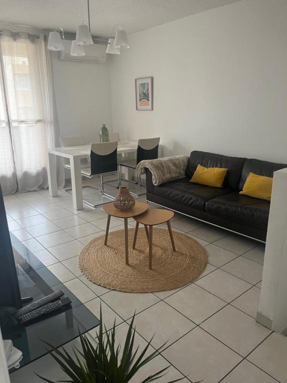 un salon avec un canapé et une table dans l'établissement Appart T3 proche métro -draps et serviettes inclus, à Marseille