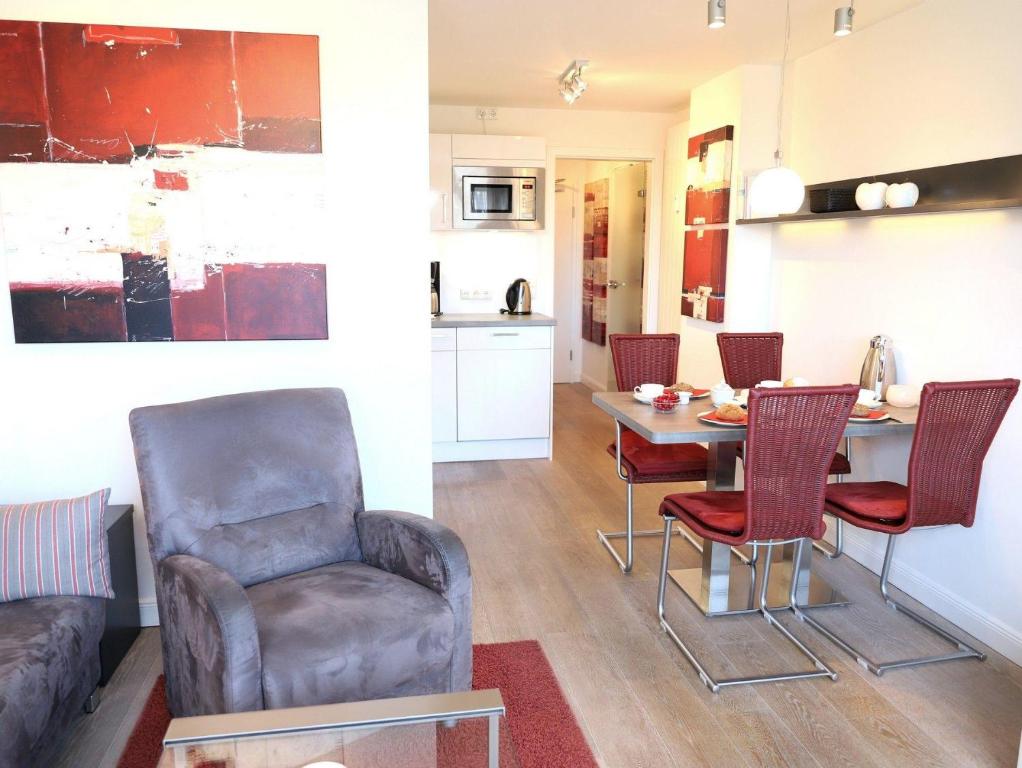 eine Küche und ein Wohnzimmer mit einem Tisch und Stühlen in der Unterkunft Viktoriastraße 6 Whg.19 in Westerland