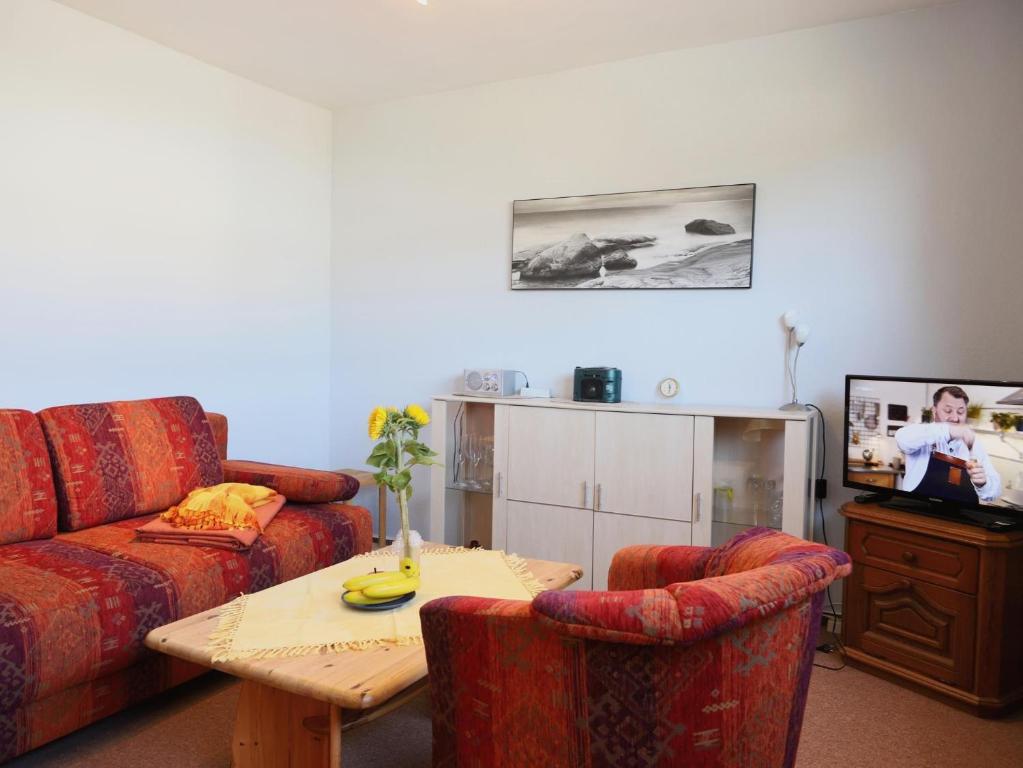 Gartenstr. 6c, W38 في فيسترلاند: غرفة معيشة مع أريكة وطاولة