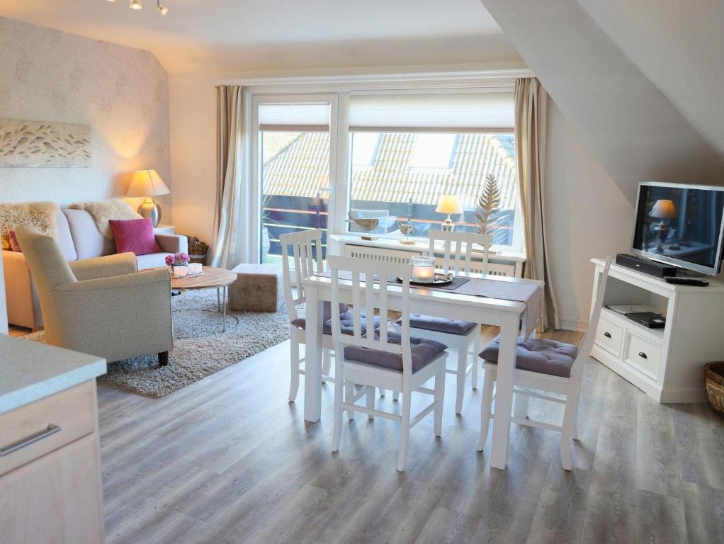 een keuken en een woonkamer met een tafel en stoelen bij Skellinghörn 24, W5, DG in Morsum