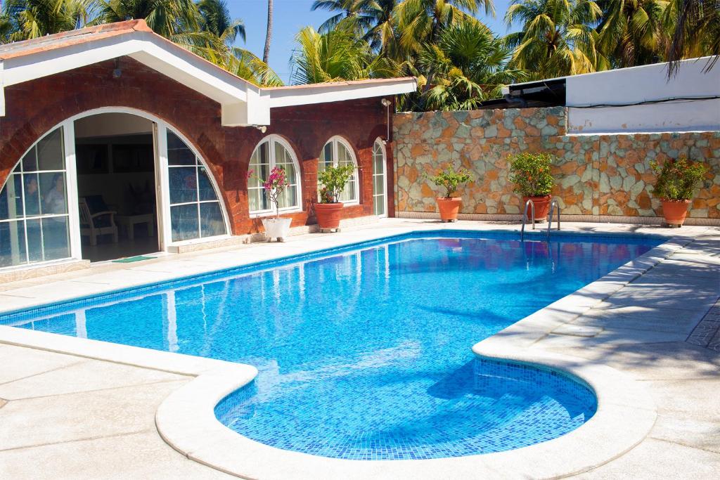 basen przed domem w obiekcie Rancho de Playa Angie's Resort w mieście San Luis La Herradura