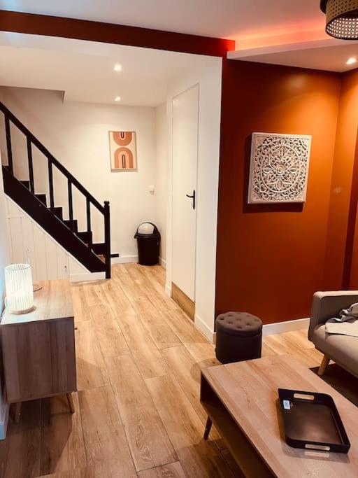 un salon avec un canapé et une table dans l'établissement Le cocon Fécamp, à Fécamp