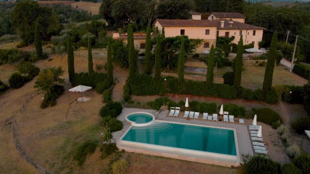 una vista aérea de una casa con piscina en Poggio 3 Lune, en Rignano sullʼArno