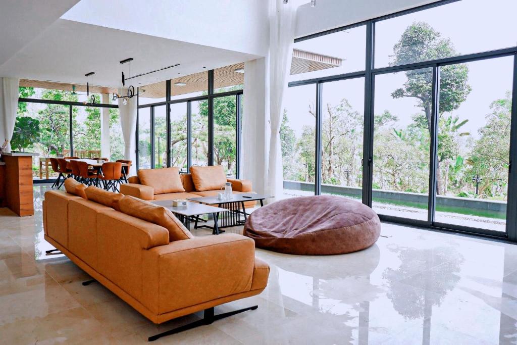 - un salon avec un canapé et une table dans l'établissement Moon Villa- Melorita Hòa Lạc, à Ðào Lãng