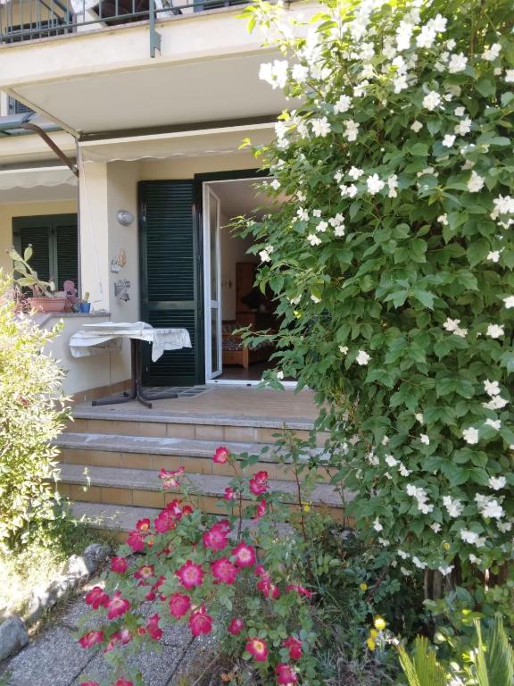 a house with a bunch of flowers in a yard at lago dorato in Dervio