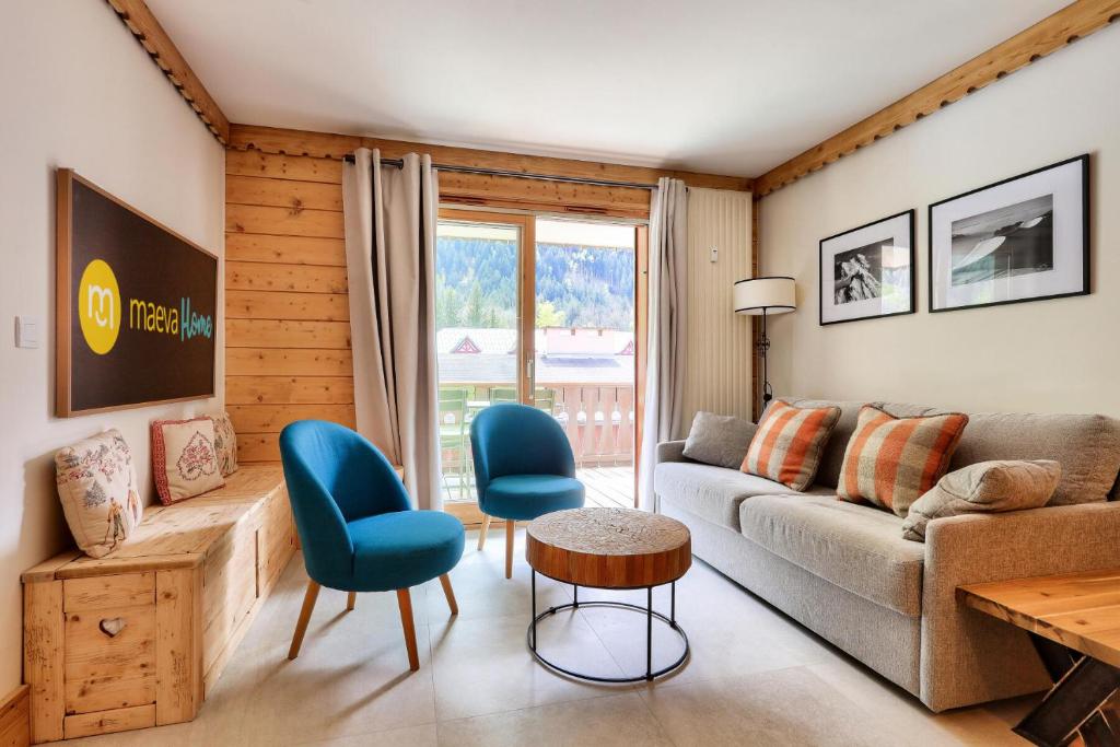 un salon avec un canapé, des chaises et une table dans l'établissement Résidence La Ginabelle - maeva Home - Appartement 3 pièces 6 personnes - Prestige MAE-7151, à Chamonix-Mont-Blanc