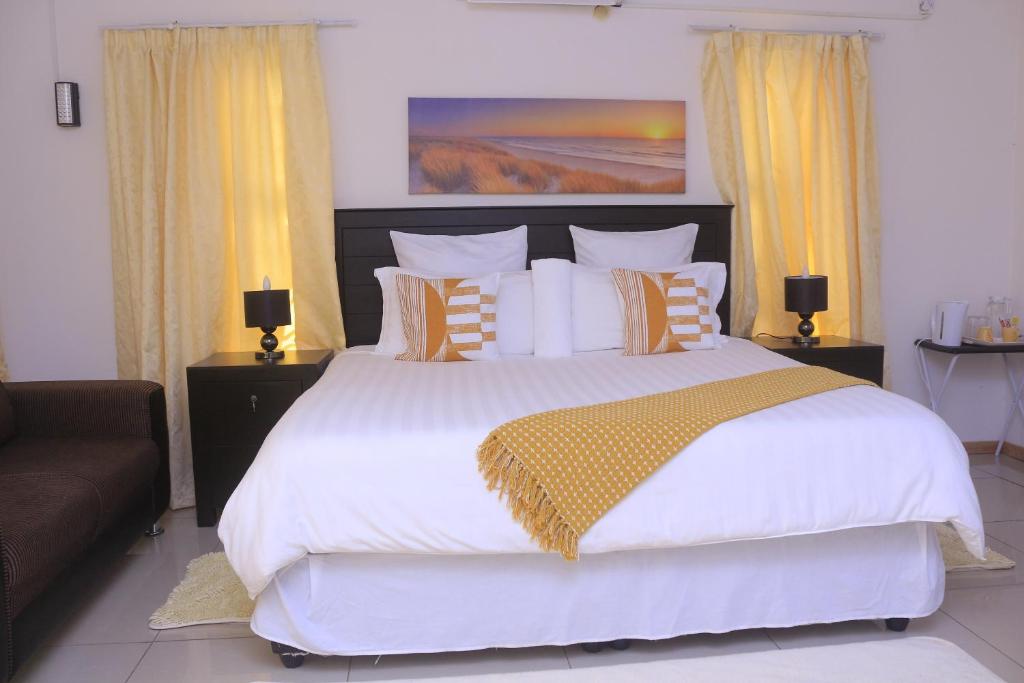 Een bed of bedden in een kamer bij Palapye Executive Inn