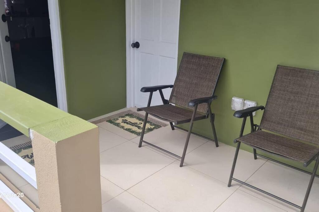 2 sillas y una mesa en una habitación en Coconut Creek - Entire Two Bedroom Unit. en Hyde Park