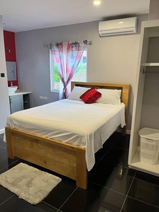 Postel nebo postele na pokoji v ubytování Coconut Creek - Entire Two Bedroom Unit.