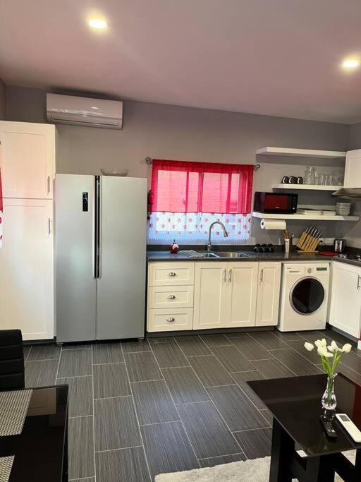Kuchyň nebo kuchyňský kout v ubytování Coconut Creek - Entire Two Bedroom Unit.