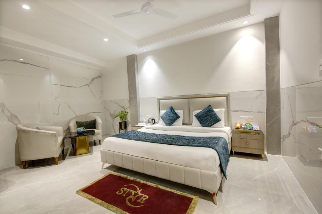 Postel nebo postele na pokoji v ubytování Hotel Transit International- Aerocity Delhi Airport