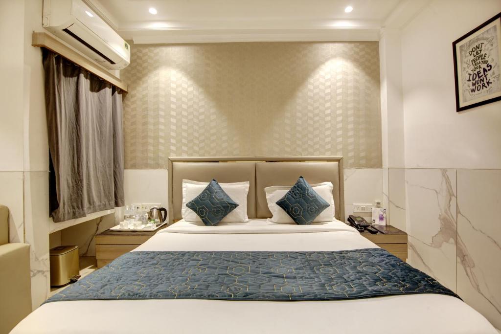Postel nebo postele na pokoji v ubytování Hotel Transit International- Aerocity Delhi Airport