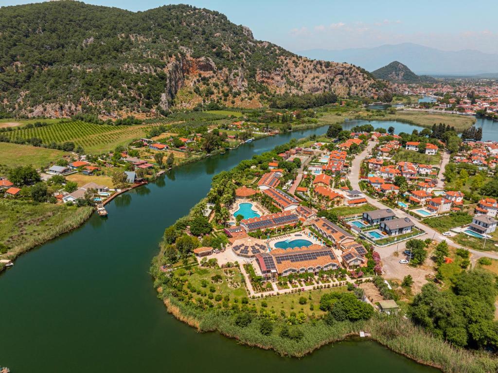 vista aerea di un resort vicino a un fiume di Dalyan Resort - Special Category a Dalyan