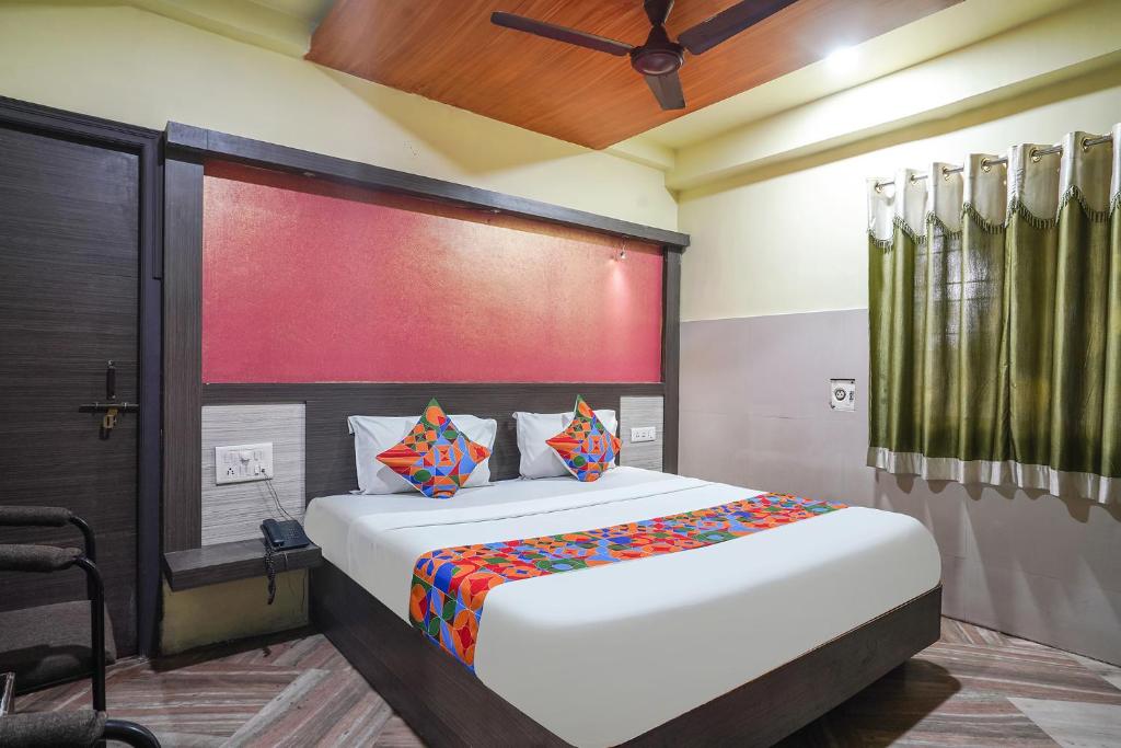 ヴィシャカパトナムにあるFabHotel Sai Nationalのベッドルーム1室(大型ベッド1台付)
