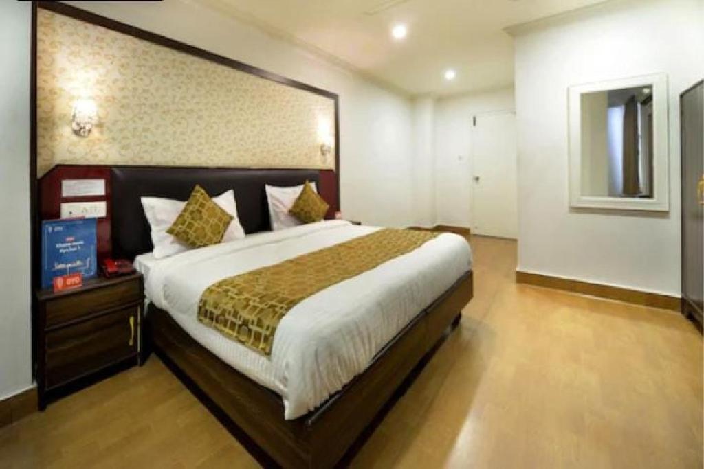 1 dormitorio con 1 cama grande en una habitación en OYO Hotel Hyderabad Heights, en Hyderabad