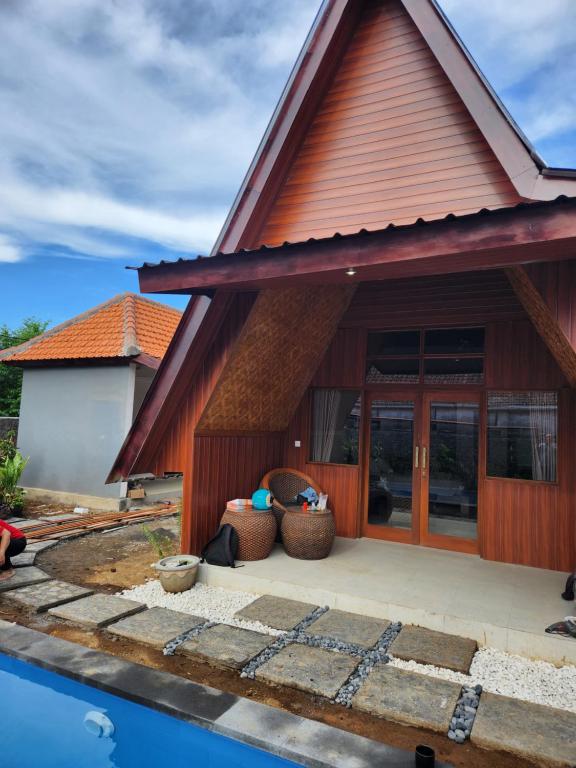 Casa con techo y patio en VIILA RUMAH KITA SANUR, en Sanur