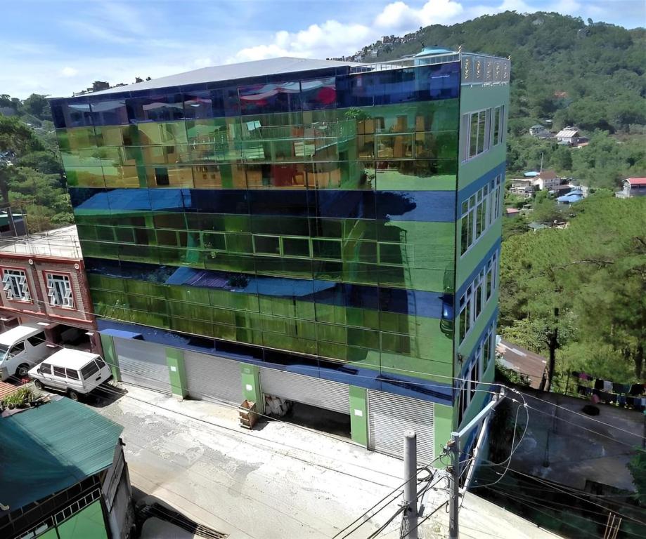 un edificio alto con ventanas coloridas en el lateral. en YahVilla Homestay, en Baguio