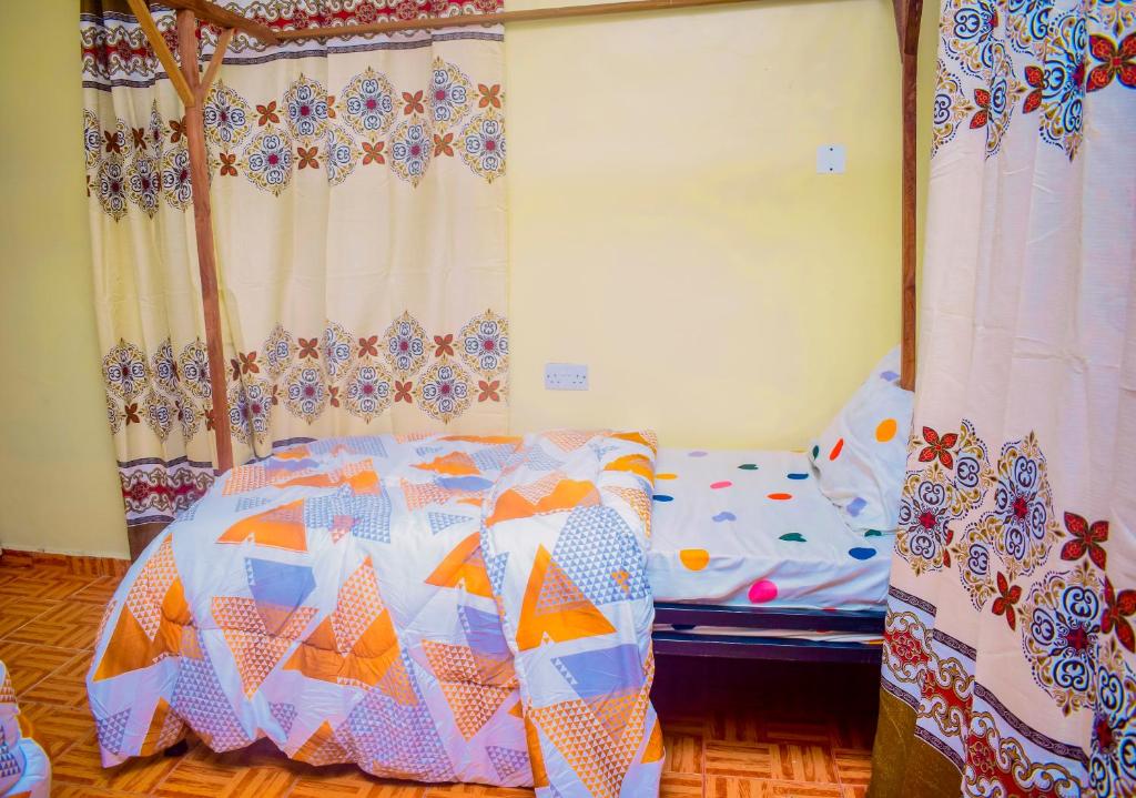 - une chambre avec un lit à baldaquin dans l'établissement Rafiki Apartment, à Zanzibar City
