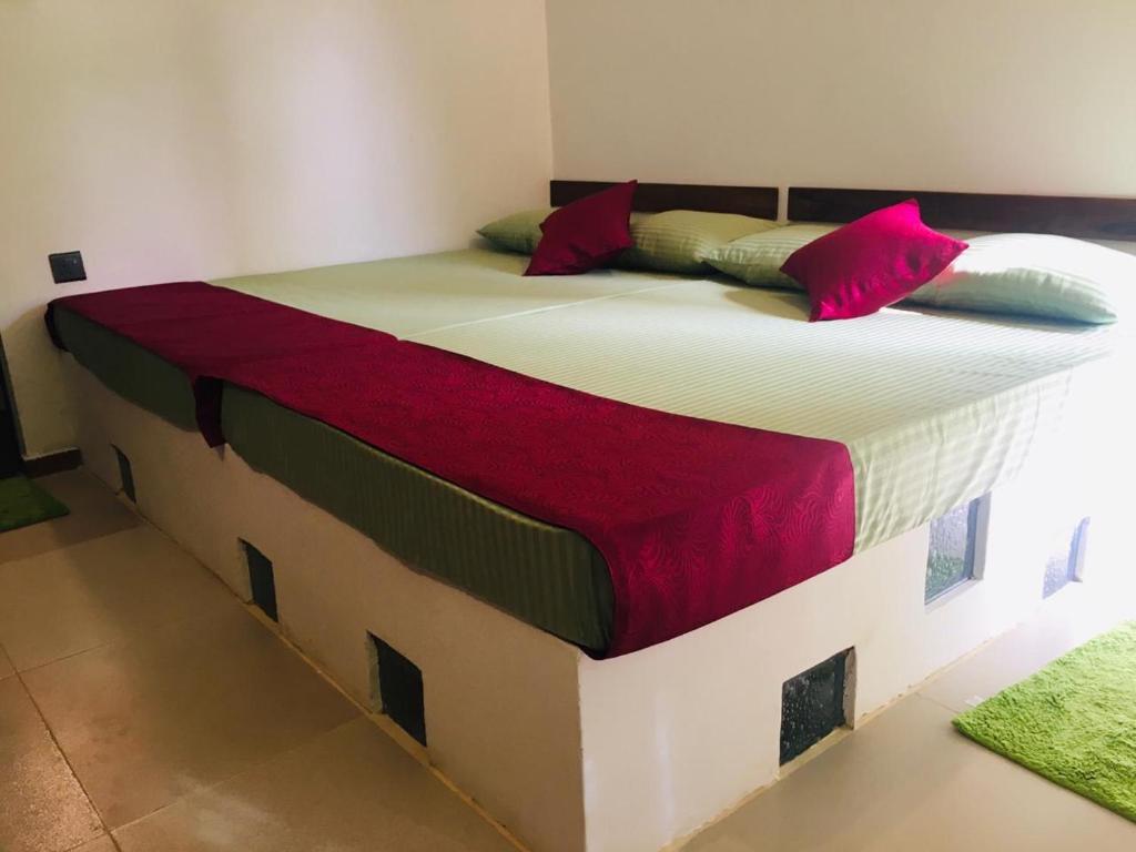 een groot bed in een kamer met bij Niwana Resorts kiriella in Kiriella
