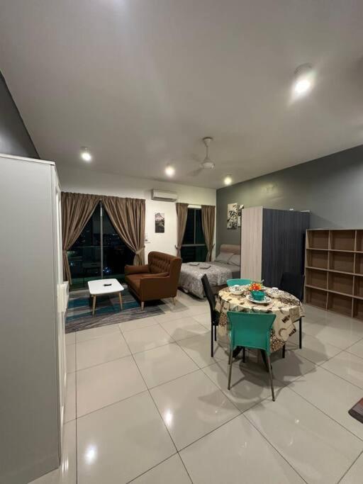Ruang duduk di cozy cybersqaure with wifi free parkin & netflix109