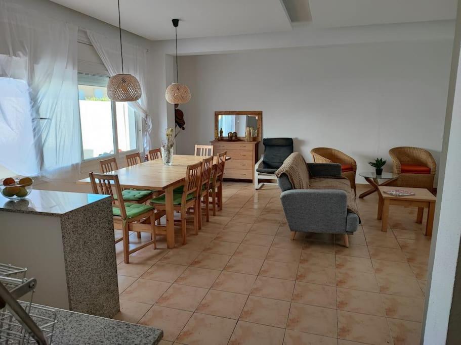 eine Küche und ein Wohnzimmer mit Tisch und Stühlen in der Unterkunft Apartamento grande Bambú, Cala Montgó in L'Escala