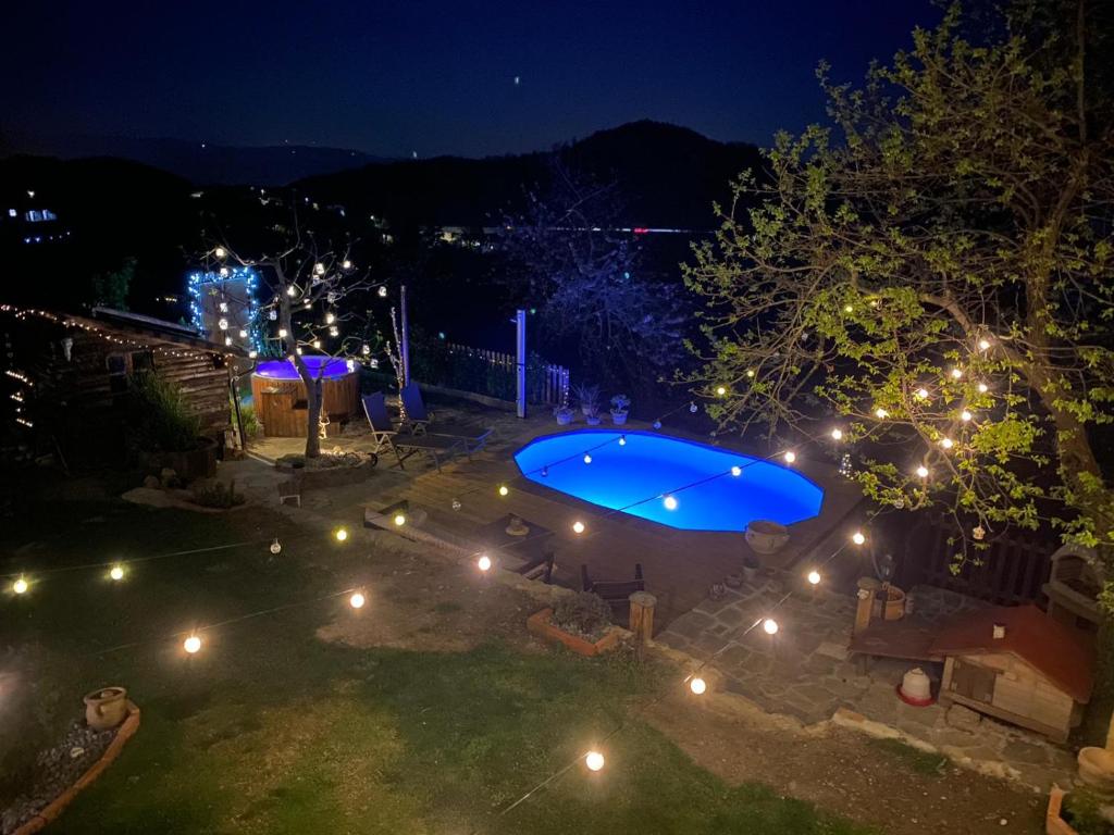 una vista aérea de un patio trasero por la noche con piscina en B&B La casa dei cuori, en Millesimo