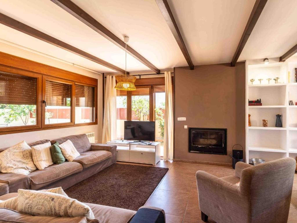 ein Wohnzimmer mit Sofa und Kamin in der Unterkunft Casa Rincón Del Valle in Dúrcal