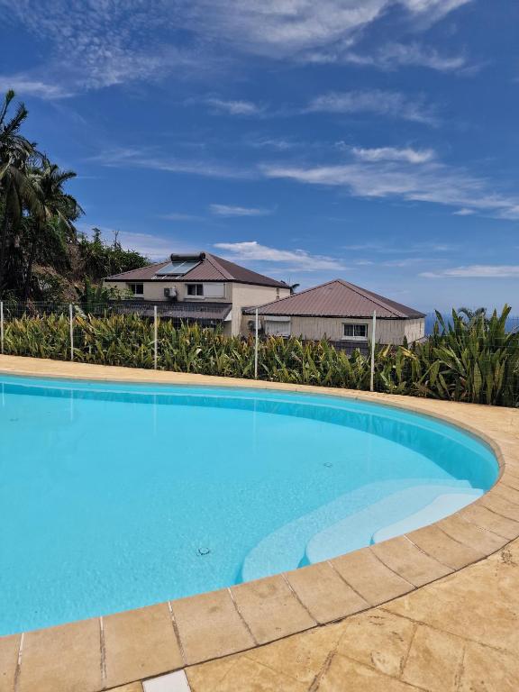 Bazén v ubytování Maison du piton st leu, vue mer nebo v jeho okolí