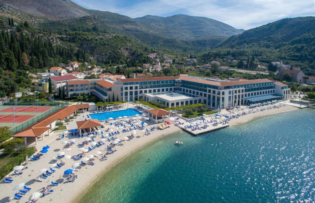 una vista aérea de un complejo y una playa en Admiral Grand Hotel, en Slano