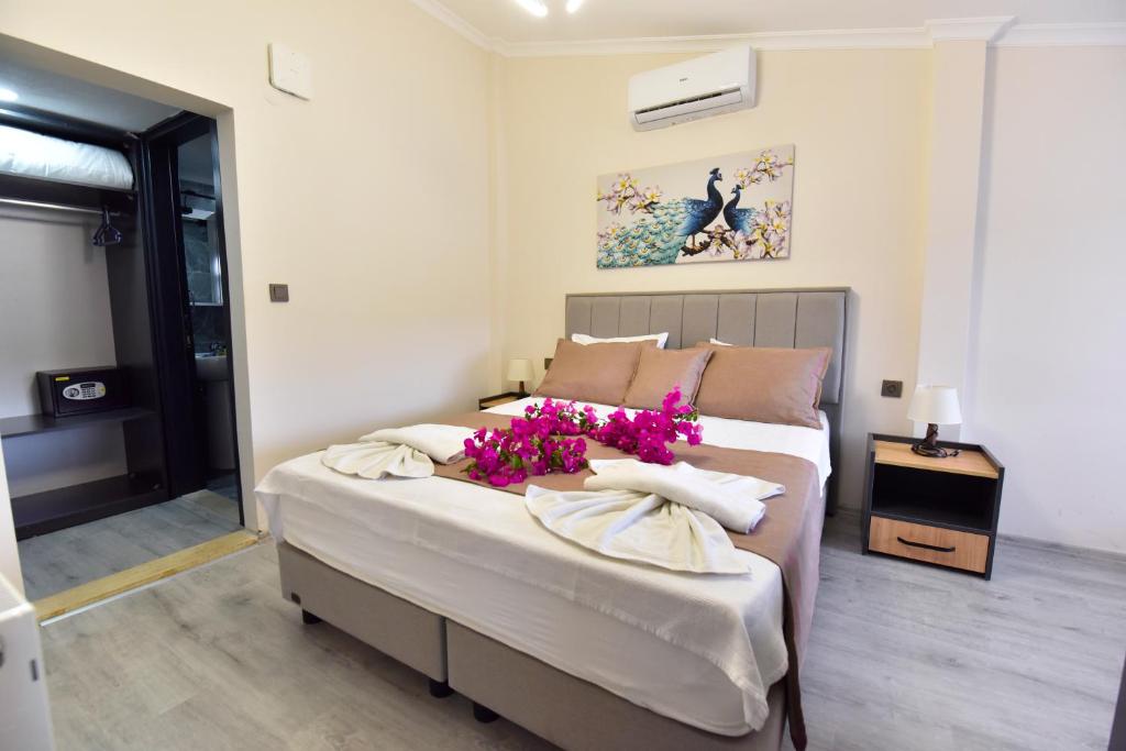 Кровать или кровати в номере Mykonut Boutique Suites