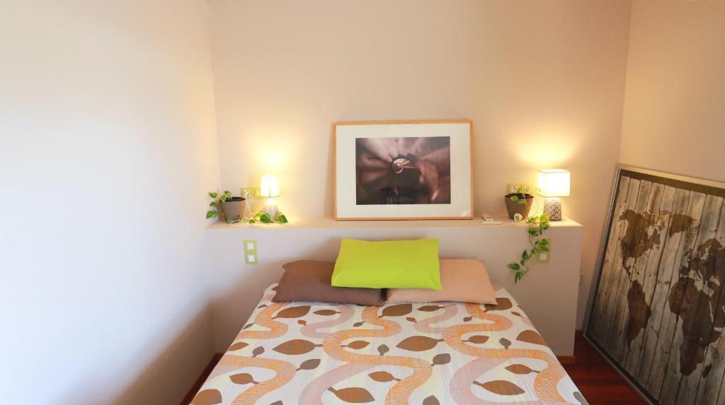 Un dormitorio con una cama con una almohada verde. en Out of the Green Farmhouse, 