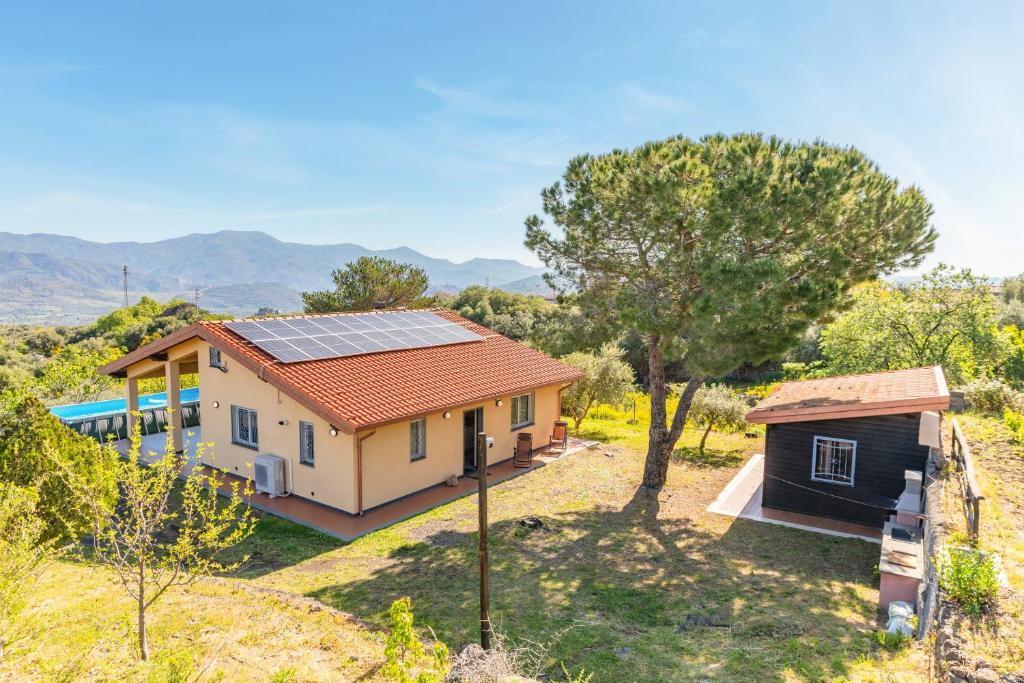 une maison avec des panneaux solaires sur le toit dans l'établissement Tuccios villa, à Solicchiata