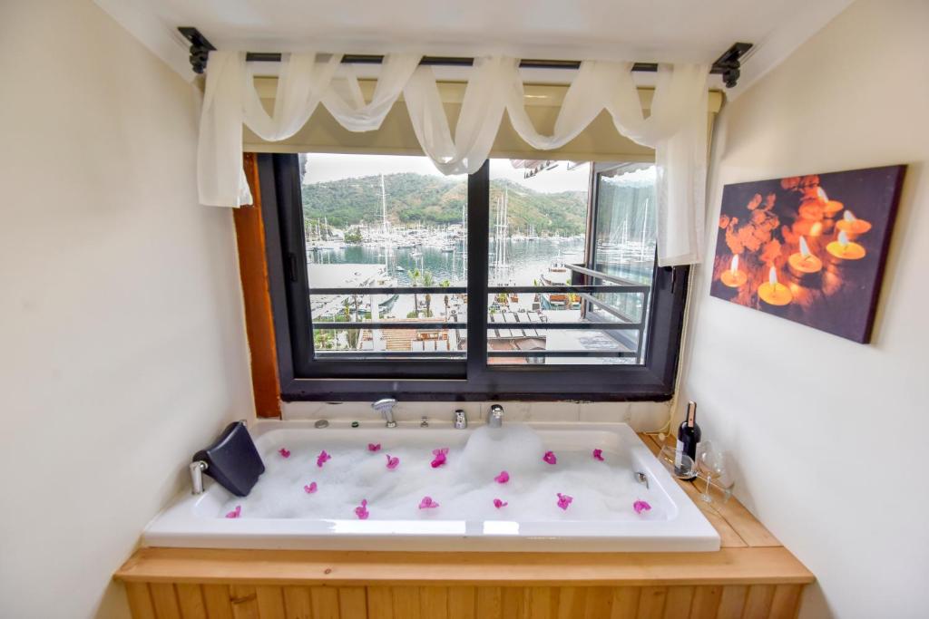 Кровать или кровати в номере Mykonut Boutique Suites