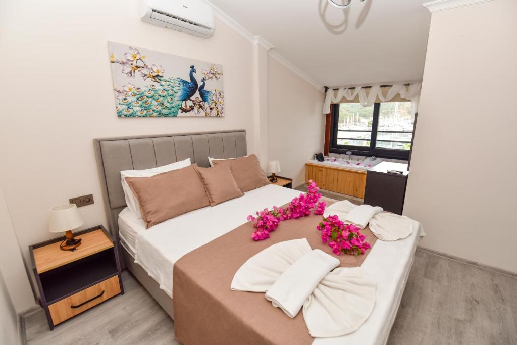 Кровать или кровати в номере Mykonut Boutique Suites