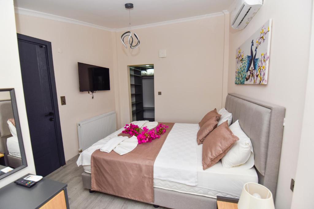Кровать или кровати в номере Mykonut Boutique Suites