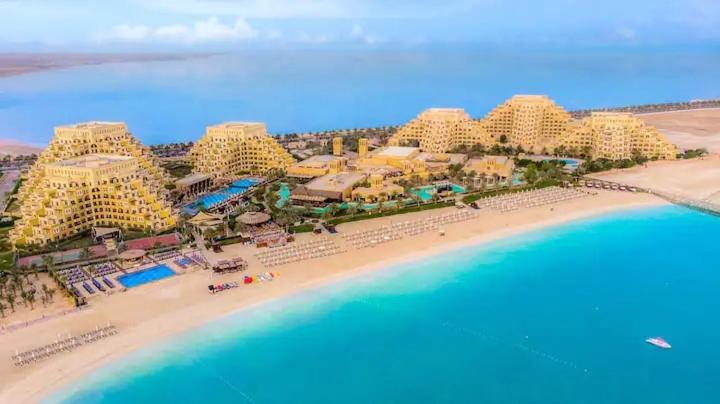 uma vista aérea de um resort numa praia em Luxury Beach Apartment em Ras al-Khaimah