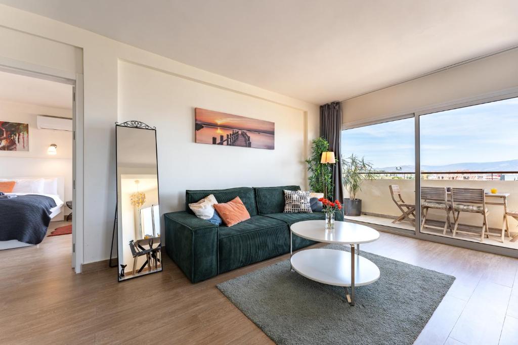 Posezení v ubytování Sunrise Haven, Spacious, Bright, Pool, Terraces