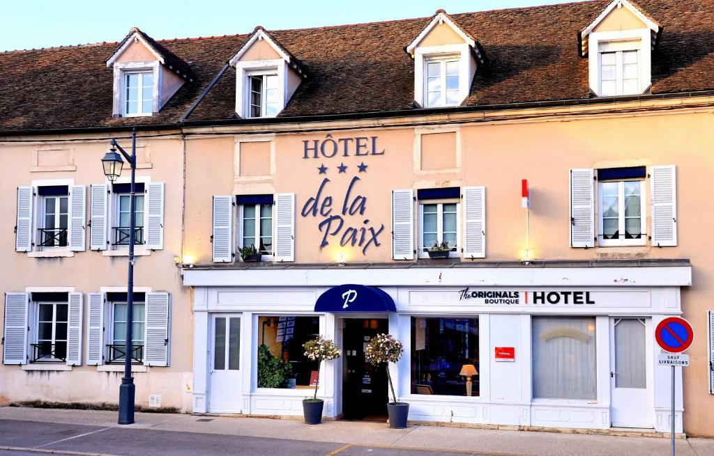 Un hotel llamado die la paza en una calle en The Originals Boutique, Hôtel de la Paix, Beaune (Qualys-Hotel), en Beaune
