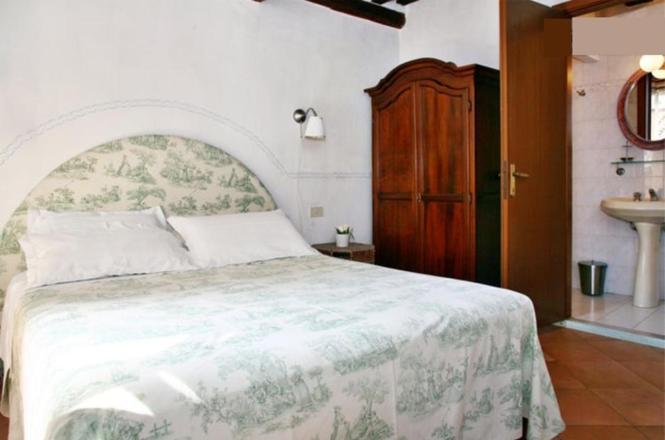 A bed or beds in a room at Il Giardino Apartment