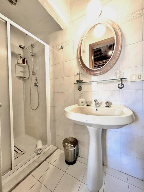 A bathroom at Il Giardino Apartment