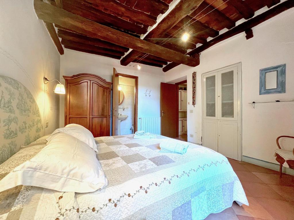 A bed or beds in a room at Il Giardino Apartment