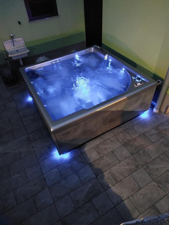 Fotografia z galérie ubytovania House Zrile with garden and jacuzzi v destinácii Baška