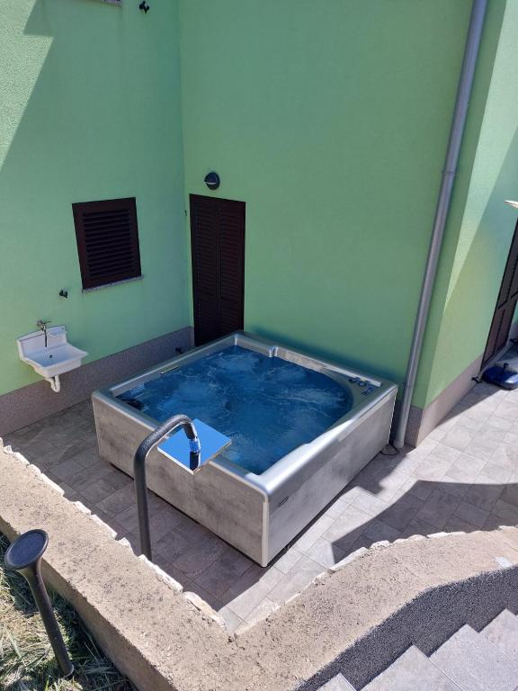 Bazén v ubytovaní House Zrile with garden and jacuzzi alebo v jeho blízkosti