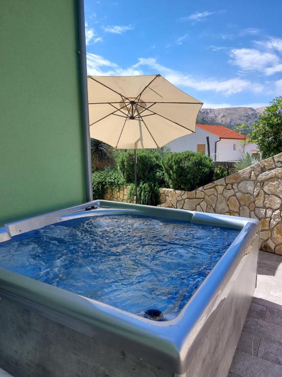 Bazén v ubytovaní House Zrile with garden and jacuzzi alebo v jeho blízkosti