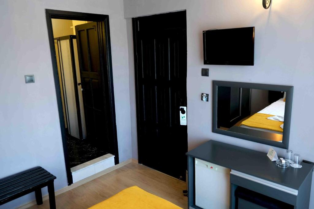 TV a/nebo společenská místnost v ubytování Yasemin Hotel