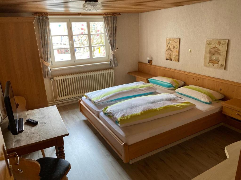 a bedroom with two twin beds and a window at Zur Linde in Mühlheim an der Donau