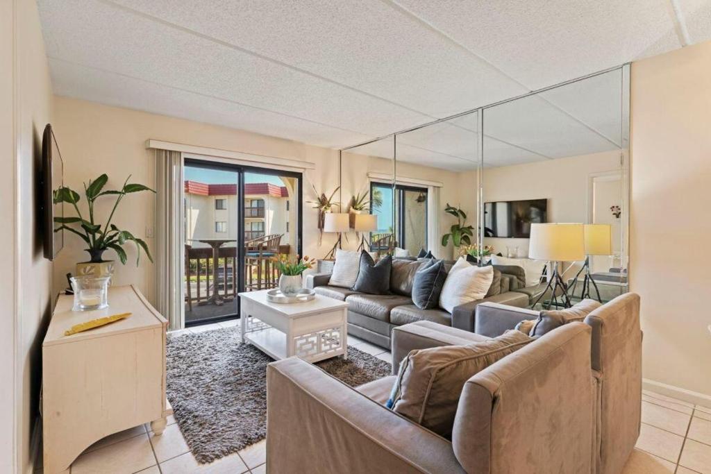 Χώρος καθιστικού στο Just Beachy-Ocean View-2nd FL condo