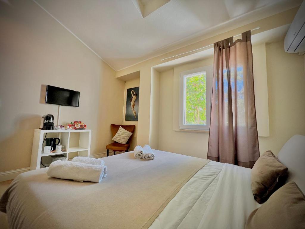 - une chambre avec un lit et 2 serviettes dans l'établissement La Costa B&B, à Flumini di Quartu