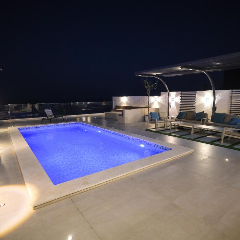 Bazén v ubytování The Ocean Villa nebo v jeho okolí